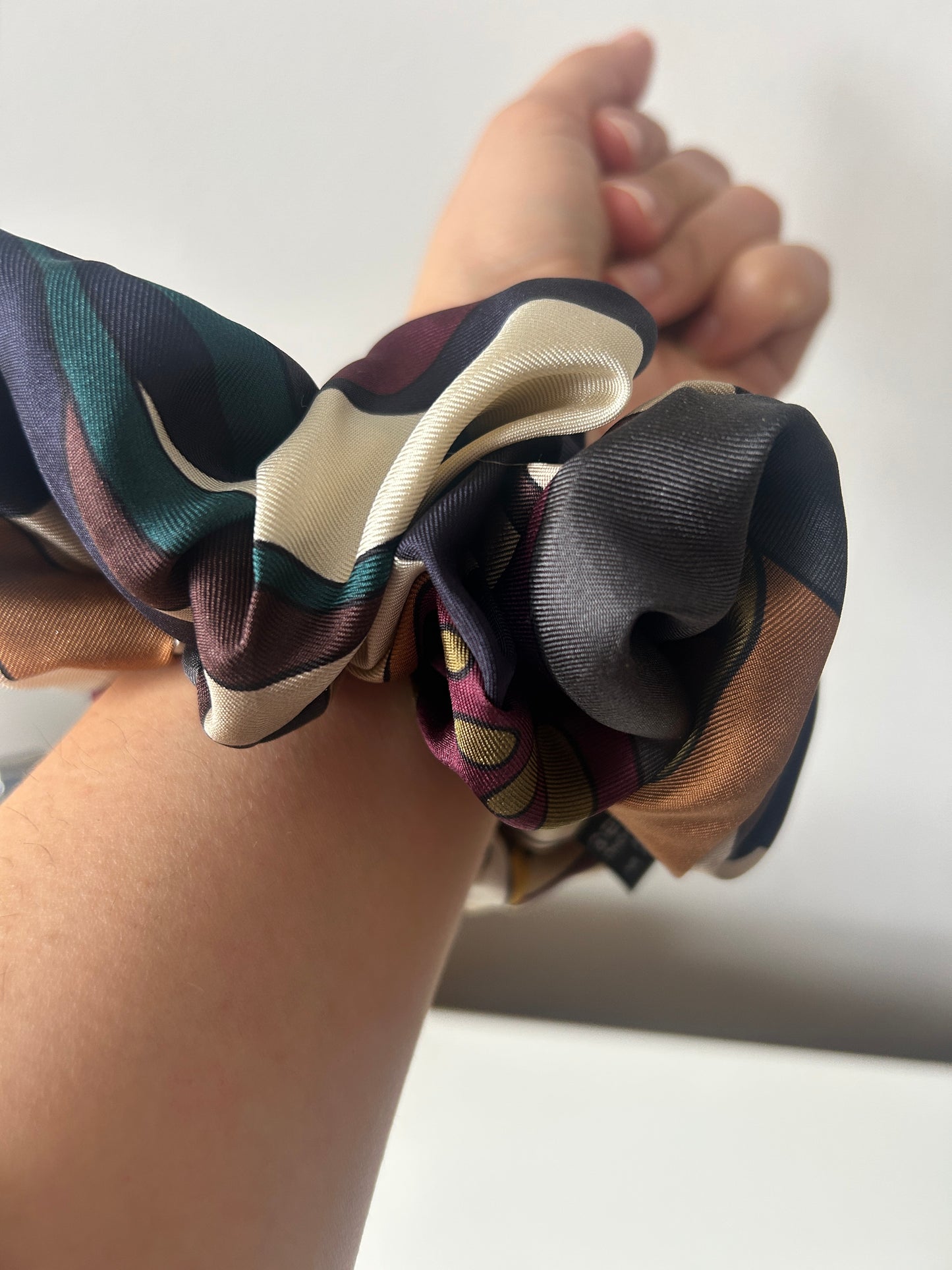 Scrunchie in Green with Floral Motif